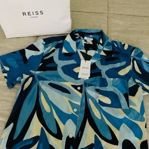SOLD.      REISS  LONDON. Size L Regular Fit. Men. Color Blue